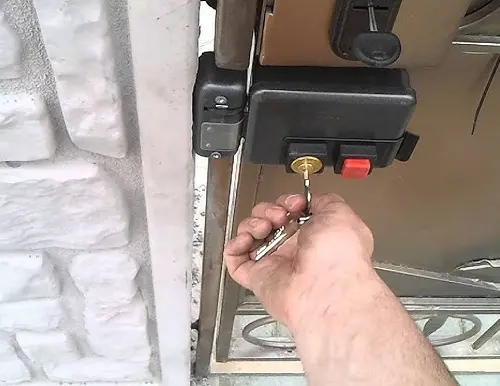 Установка электромеханического замка